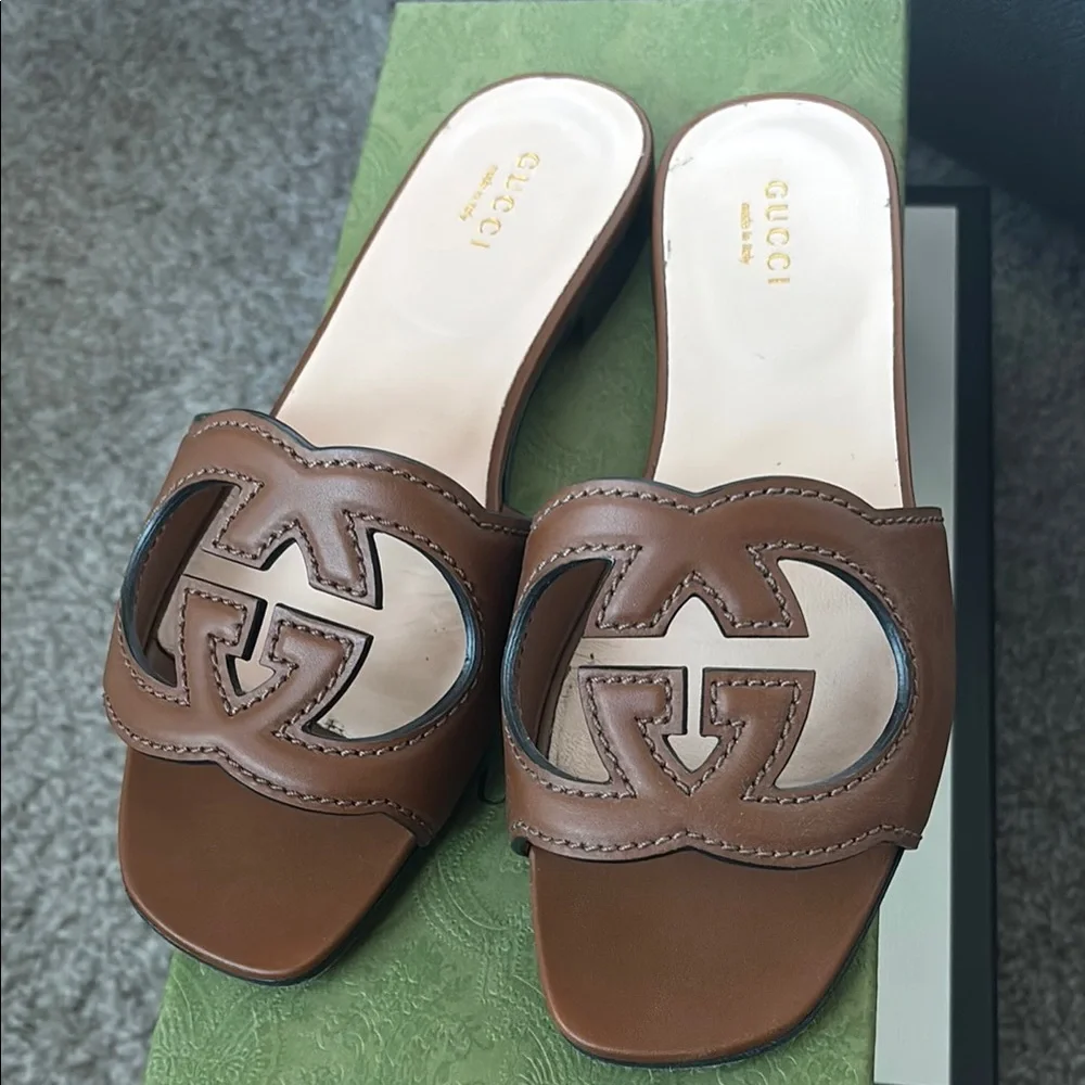🤎Gucci Women's slide sandal with Interlocking G size 35.5 (US 6) 🤎 - Picture 4 of 8